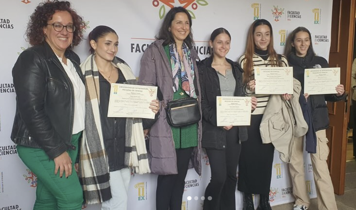 PREMIO DIVIERTETE CON LA ESTADISTICA Escaparate realizado por el alumnado de A.COM