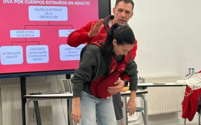Taller de primeros auxilios impartido por técnicos de Cruz Roja en el centro